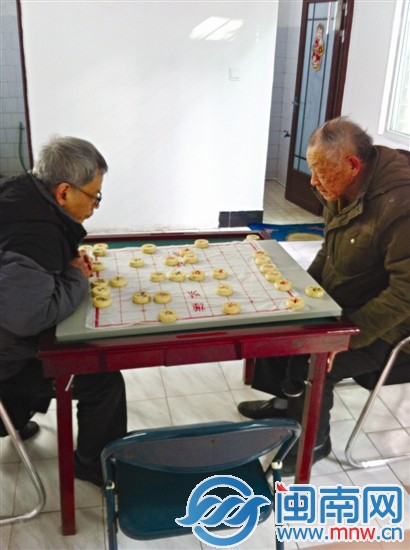 闲来无事，象棋兴趣小组的老人厮杀几盘