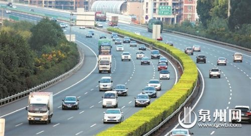 国庆期间我市海陆空交通总体平稳 查纠违法占用应急车道千余起 昨日下午5点，在沈海高速公路，外出的自驾车正浩浩荡荡地准备回家。 （陈英杰 谢亨 摄