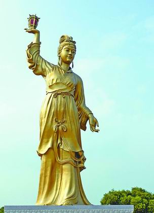 国庆期间，湄洲岛天妃故里遗址公园内再添一处新景观。一座9.6米高的铜质妈祖雕像矗立在公园的山顶上，与相邻的盼归亭相辉映，引得众多游客参观拍照。此妈祖铜像与今年妈祖诞辰日期间开光的全球最大黄金妈祖圣像，成为&ldquo;黄金周&rdquo;游客关注的2处热门景点。