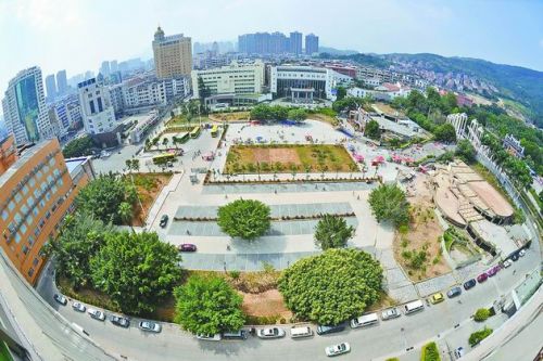 凤凰山广场新装亮相喜迎宾