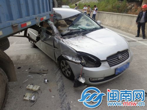 小车车窗等部位受损