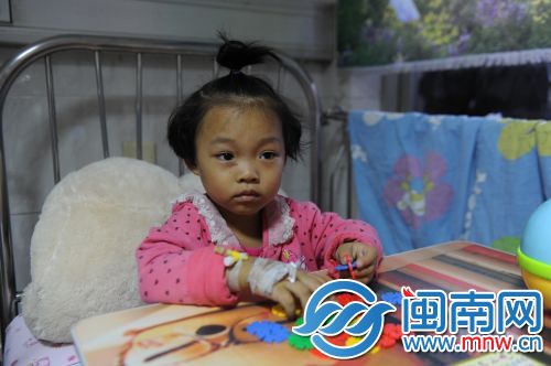 小琪自己玩着玩具