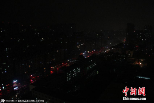 哈尔滨突降大雨白昼如黑夜 车辆开大灯(图)
