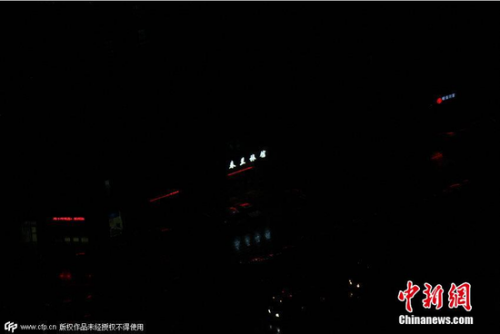 哈尔滨突降大雨白昼如黑夜 车辆开大灯(图)