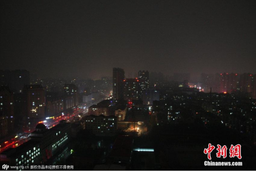 哈尔滨突降大雨白昼如黑夜 车辆开大灯(图)