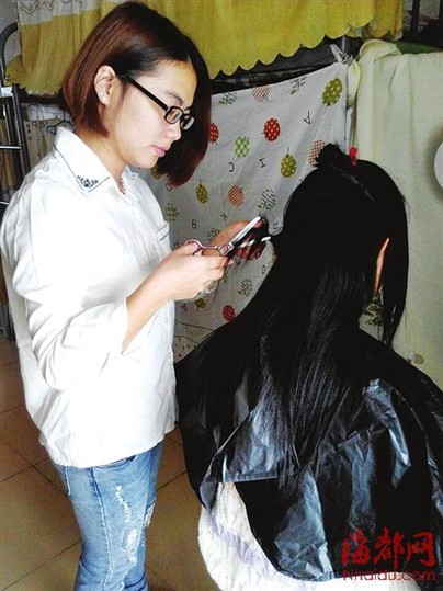 小林正在为同学理发