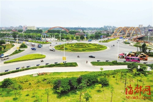 位于荔园路与天妃路十字交叉路口的阔口环岛，交通流量大