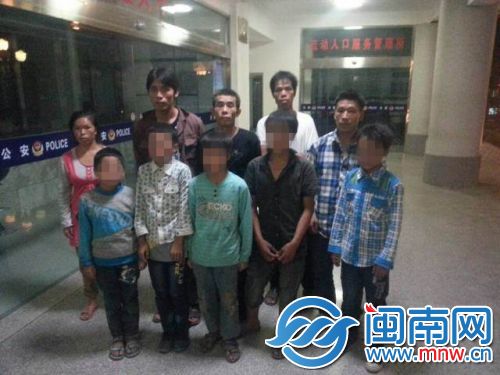 家长们赶到派出所，领回自己的小孩