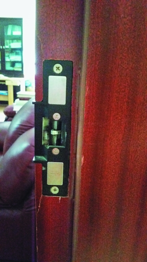 复旦大学光华楼中20多个办公室的门锁被撬，室内遭窃。