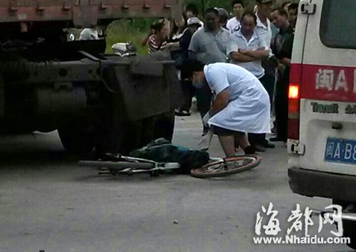 医护人员在现场救治被撞学生