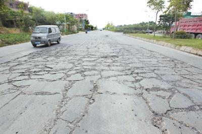 柳美北路西美村段路面破损严重。