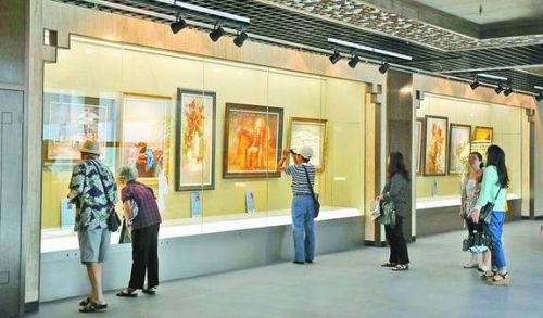 图为展览吸引艺术爱好者前来参观。