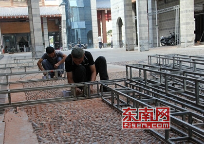 工人们正在抓紧布置现场