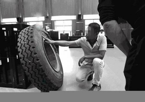 图为庭审现场勘验肇事轮胎