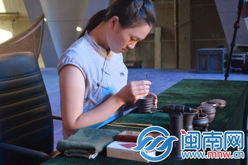 香道师现场表演隔火熏香