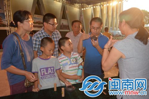 市民现场品闻香味