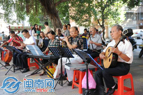 老人们演奏，为互助会捧场