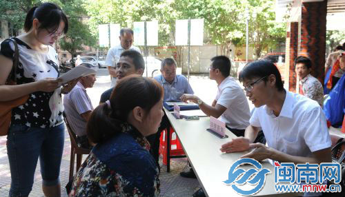 吴培育（右二）、谢文笔（右一）律师耐心地为厝边答疑解惑