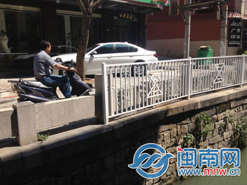 八卦沟边，已加高的铁栏杆比原有护栏高出近半
