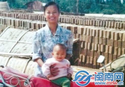 20多年前吴秀云和儿子在砖厂的合影（网友供图）