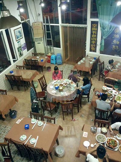 川美副教授王小箭回应亲吻女生事件