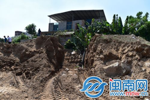 王先生的宅基被挖，房屋如建在悬崖边