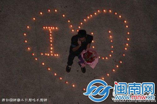 男子摆蜡烛向心仪女生表白(网友供图)