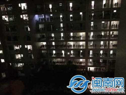 男生摆蜡烛向心仪女生表白的场景引千人围观(网友供图)