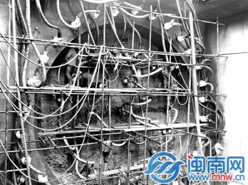 冷盐水通过一根根打入土层的管道进入土层，不断循环，把土层中的热量带出来，土层慢慢被冻住