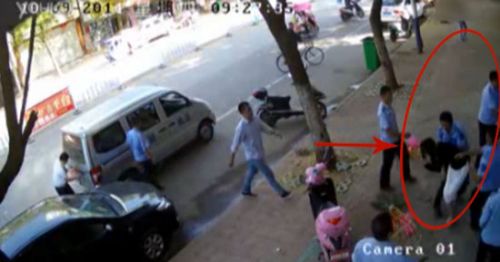 江西鄱阳县10多名城管暴力围攻殴打花店夫妇