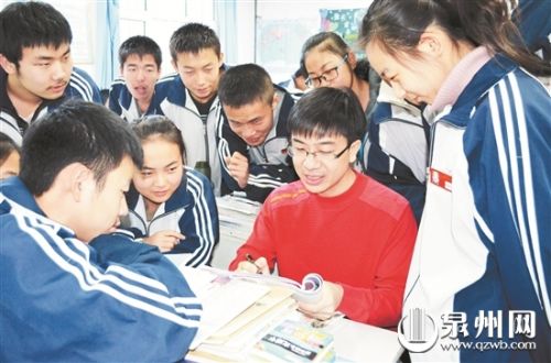 郑坚帜为新疆学生辅导功课