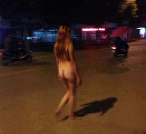 广西女子与朋友打赌 为赢得iphone6街头裸跑(图)