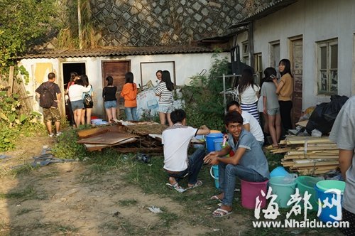学生排队接泉水洗澡