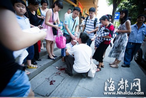老人摔倒流血，路人纷纷上前帮忙