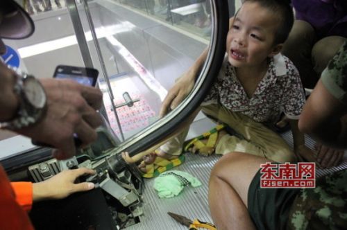 贪玩男童手指被卡履带传送口