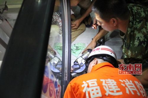 消防官兵用剪切钳破拆履带传送口
