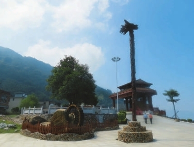 官畲村畲寨风情广场