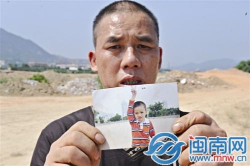 老李拿出小江的照片，难忍丧子之痛