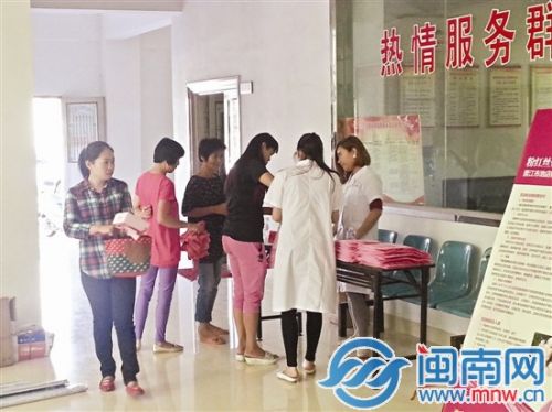 10月13日上午在新店村开展两癌筛查行动现场