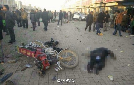 一辆大型吊车刹车失灵冲进街道连撞20车，造成多人死亡