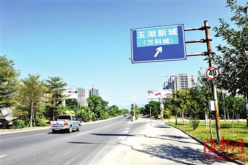 路牌上被贴了广告