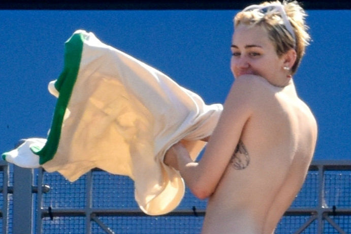 好莱坞女星麦莉当众脱衣露点 裸身晒乳傻笑粉丝直言受不了