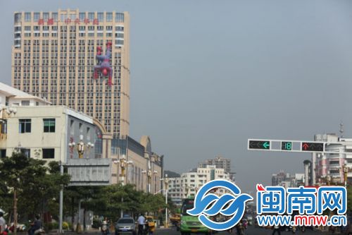 漳浦县，超大蜘蛛侠挂在大楼外墙
