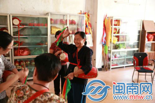 水门社区的婆婆戏班正在为活动排练