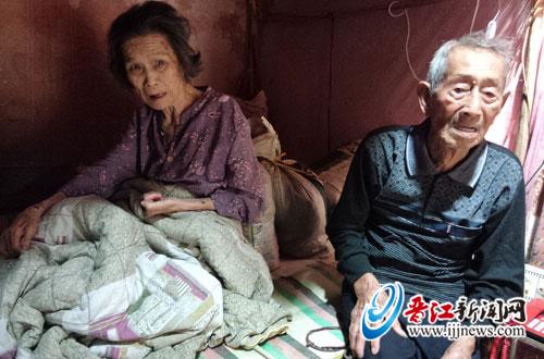 97岁老人坚守十年 照顾89岁瘫痪妻子