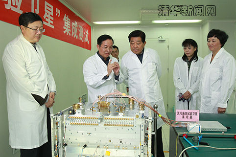 图为贾庆林参观宇航技术研究中心。郭海军 摄