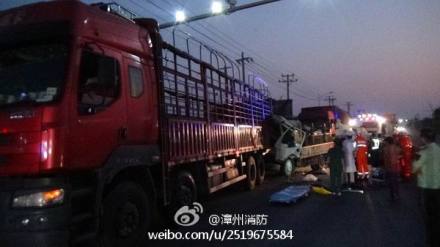 漳州诏安小货车追尾大货车