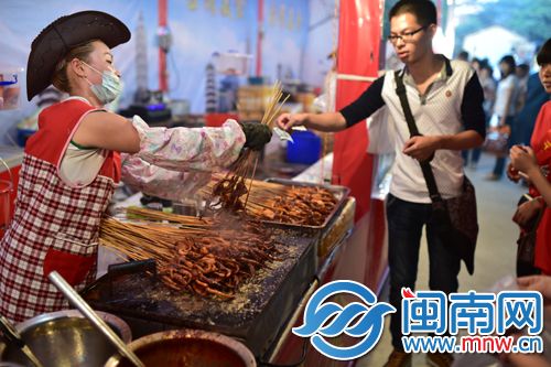 台湾庙会小吃很诱人-1