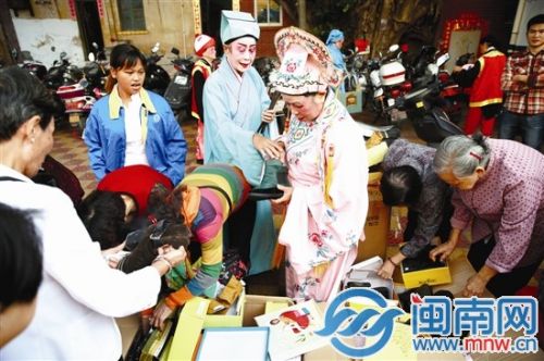 婆婆戏班的阿婆们表演完节目，来到爱心超市挑选鞋子