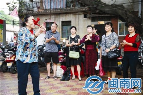 阿婆快板吸引了不少厝边驻足